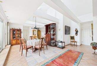 Esszimmer mit offenem Dachstuhl