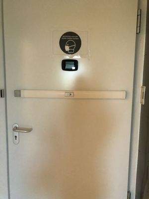 Tür mit digitalen Spion 