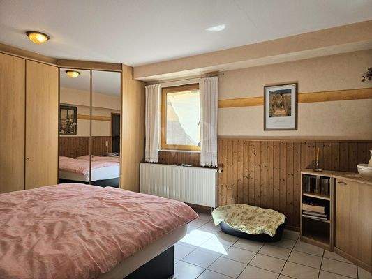 Geräumiges Schlafzimmer UG