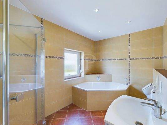 Badezimmer EG mit ebenerdiger Dusche und Badewanne