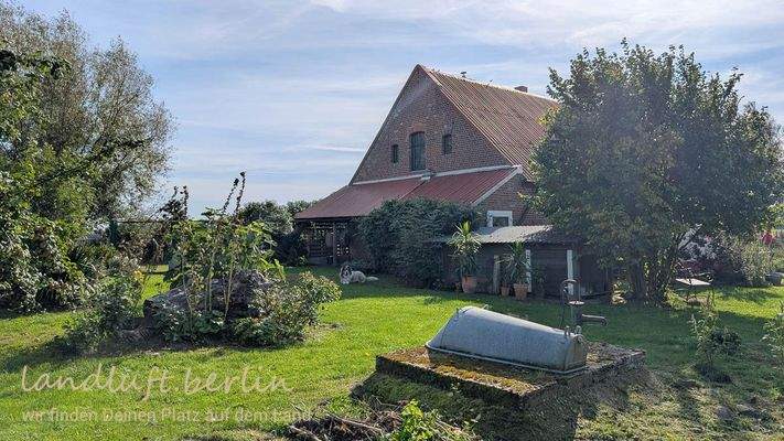 Nordgiebel mit Vorbau, im Vordergrund der Brunnen.jpg