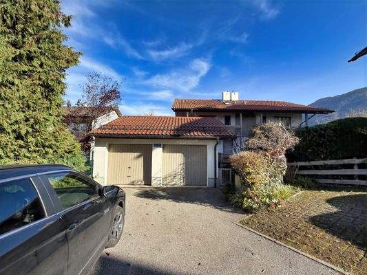 Außenbereich mit Garage links