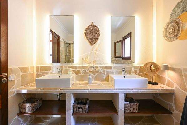 Badezimmer mit Dusche