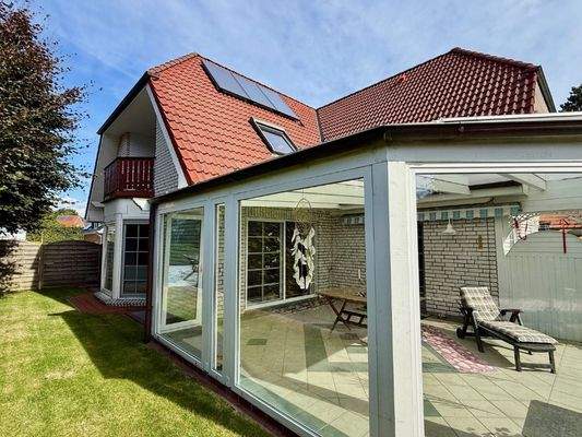 Seitliche Ansicht mit Wintergarten