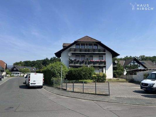 Seite vom Haus mit 2 Stellplätzen