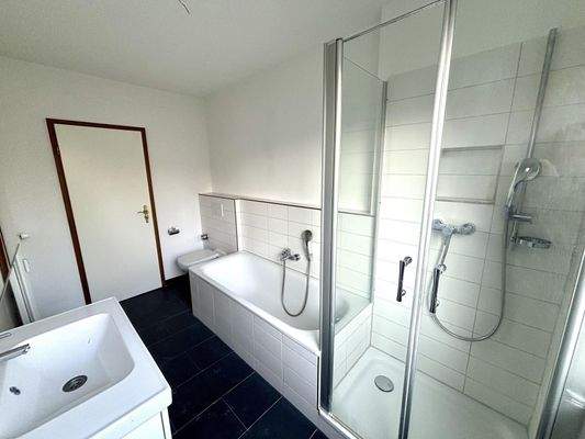 Tageslichtbad mit Wanne und Dusche