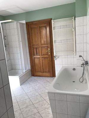 Badbeispiel mit Wanne und Dusche