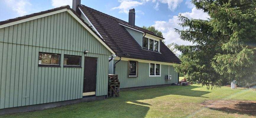 Rückansicht mit Garagenrückseite