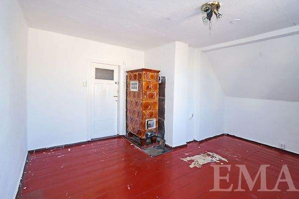 mit dekorativem Kachelofen