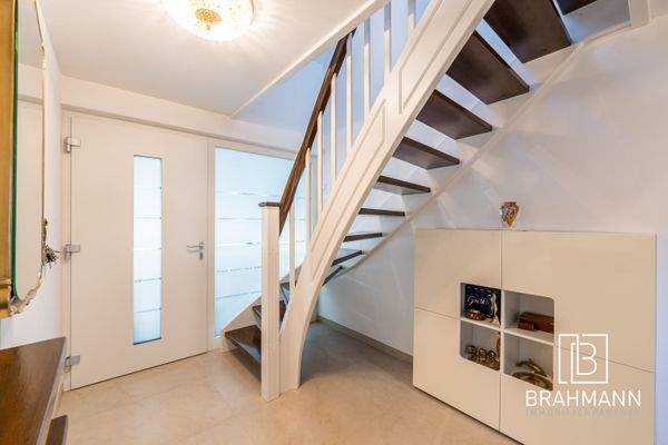 Eingang und Treppen ins Obergeschoss