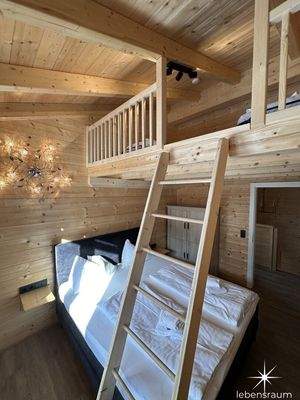 Schlafzimmer mit Stauraum