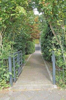 Gepflasterter Weg zum Haus