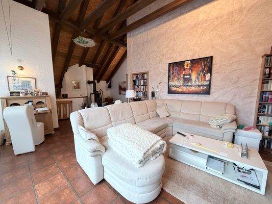 Wohnraum OG mit Kamin im Hintergrund.JPG