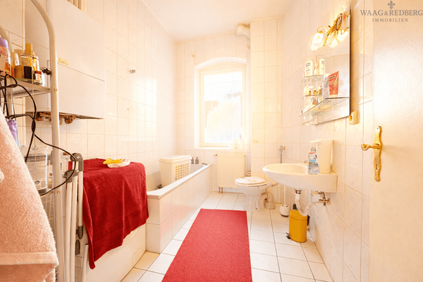 Helles Bad mit Badewanne und Fenster