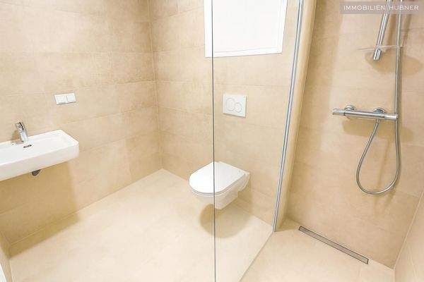 Badezimmer mit Walk-In-Dusche und WC