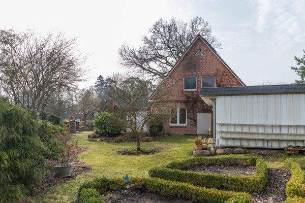 Giebelansicht mit Magnolie