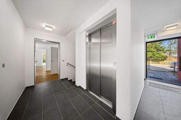 Eingangsbereich mit Personenaufzug
