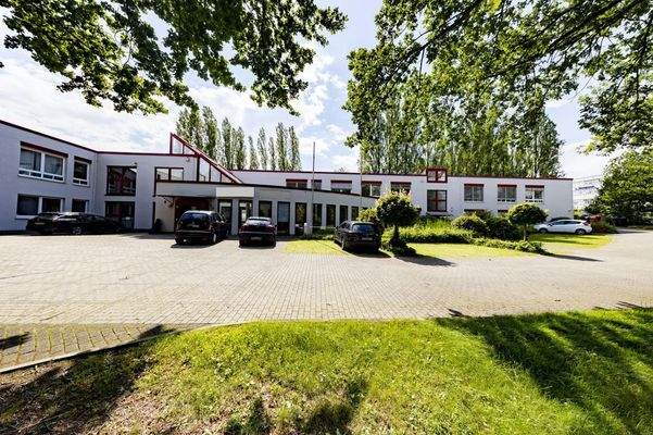 Gebäude Eingang mitte u. rechts