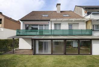 Hinteransicht eines gepflegten Wohnhauses