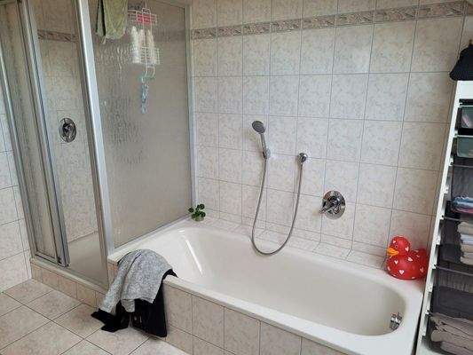 ... mit Dusche und Wanne