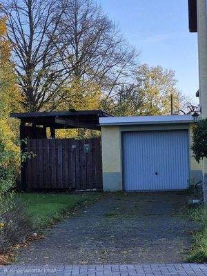 Einfahrt m. Garage und Carport