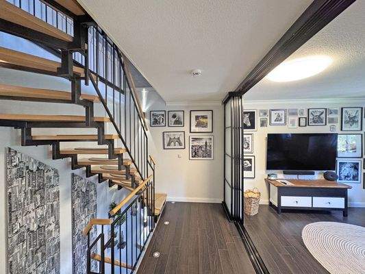 Wohnzimmer mit Lammellenwand