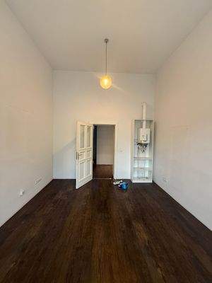 Leeres Zimmer mit Holzboden