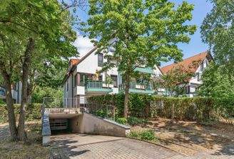 Hausansicht mit Zufahrt Tiefgarage