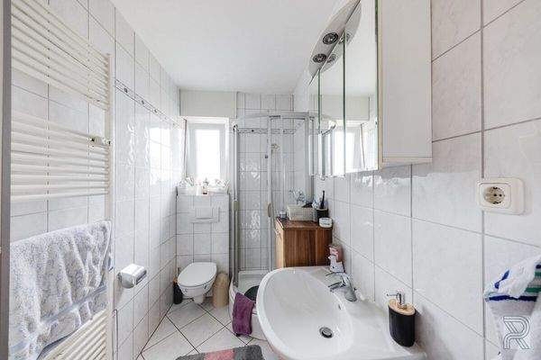 1. OG Wohnung links - Bad