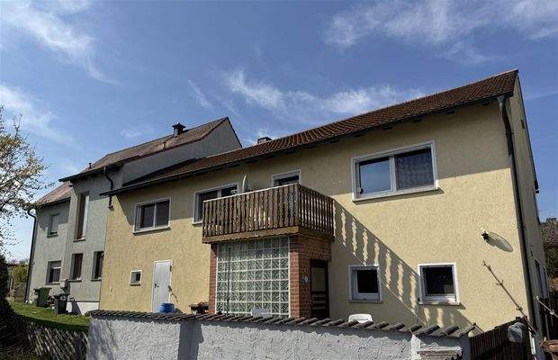 Blick von Osten auf die zwei Häuser