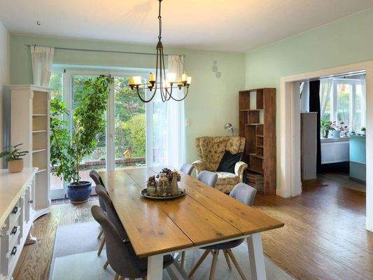 Der Essbereich mit Zugang in den Garten