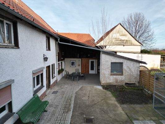 Hausseite mit Unterstand