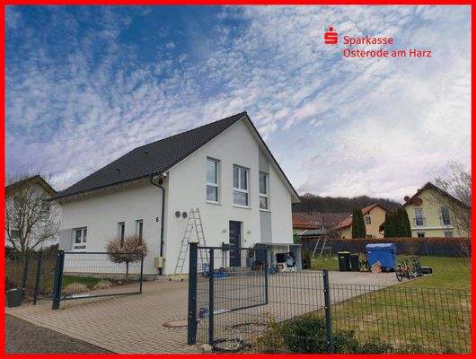 Ostgiebel mit Parkfläche