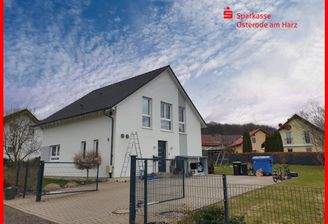 Ostgiebel mit Parkfläche