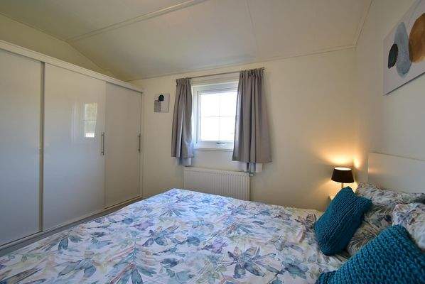 Ferienhaus EuroParcs De Rijp Hauptschlafzimmer Doppelbett 001