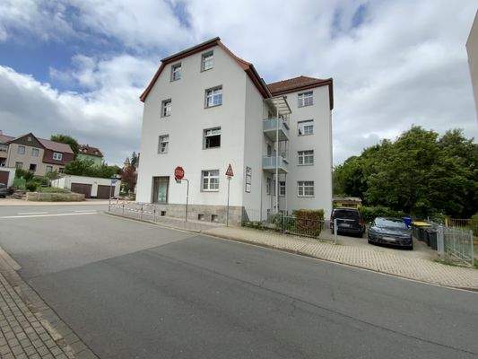 Seitenansicht mit Parkfläche