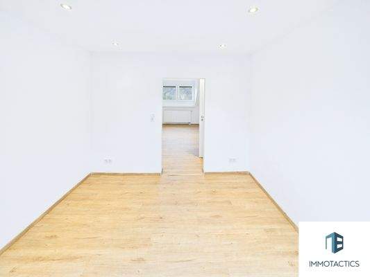 Ankleidezimmer mit Blick ins Schlafzimmer OG