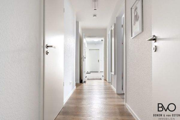 Wohnungsflur mit Blick ins Treppenhaus