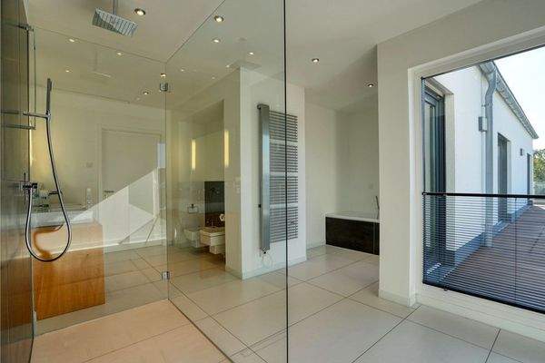 Bad mit Dusche und Badewanne