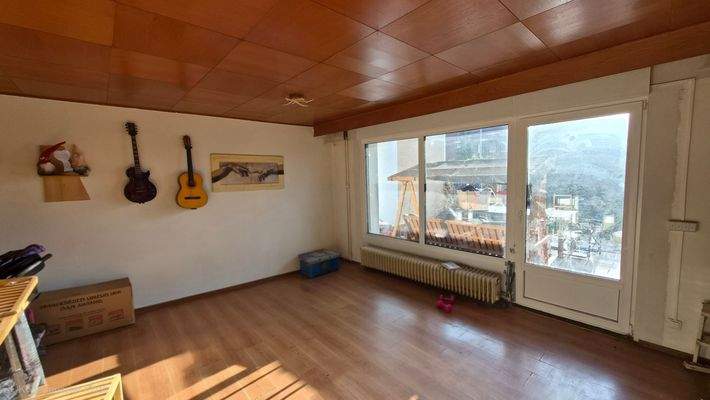 Wohnzimmer mit Gitarren