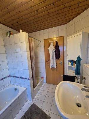 Dusche und Badewanne