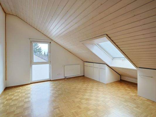 Geräumiger Schlafbereich im Dachgeschoss