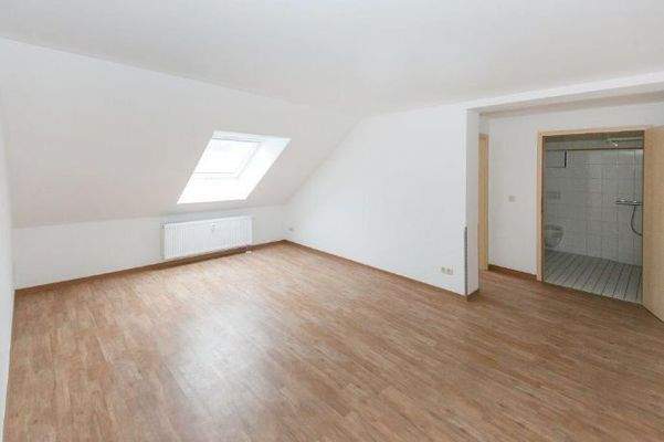 Dachgeschoß Wohnung mit Blick ins Bad