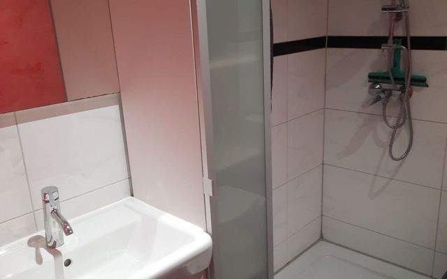 Bad 2 WG Zimmer in Stuttgart West möbliert mieten Wohnen auf Zeit.jpg