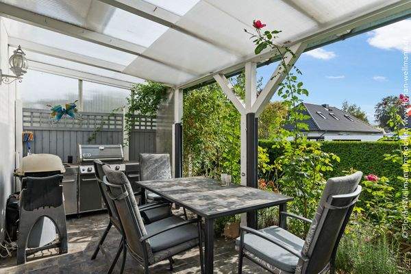 ... und Zugang zur überdachten Südterrasse. 