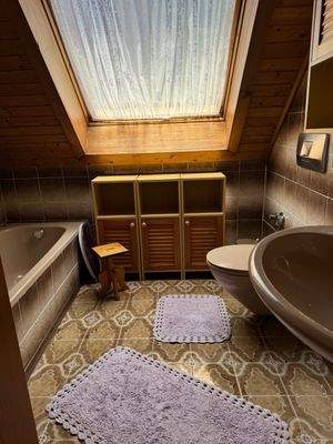 Bad mit Wanne und Dusche  - DG 