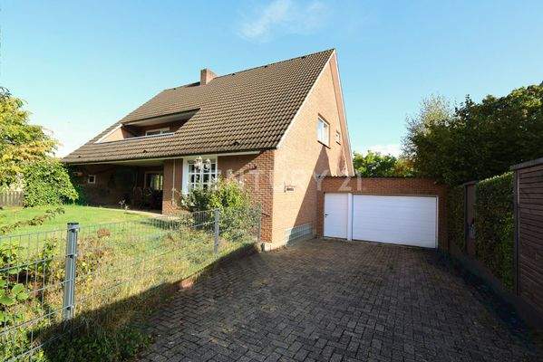 Rückansicht mit Garage