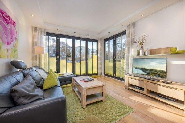 Wohnbereich mit Zugang zur Süd-West Terrasse über 