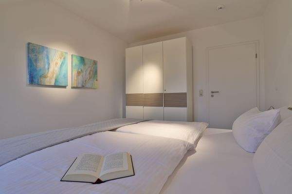 Schlafzimmer mit moderner Einrichtung