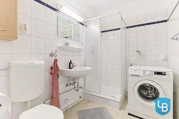 Duschbad mit Waschmaschine